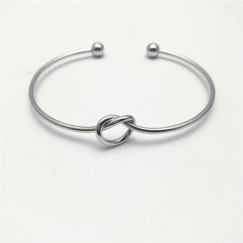 Geometric minimalist heart-shaped interlocking bracelet