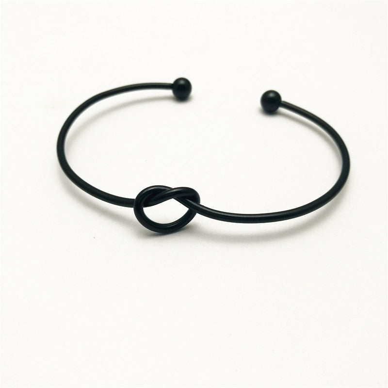 Geometric minimalist heart-shaped interlocking bracelet